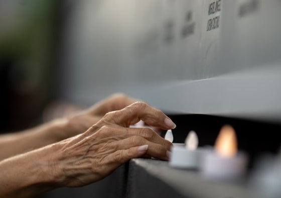 담요에 싸인 시신, 그 옆엔 '충격 쪽지'…<b>마약</b> 보도한 기자에 무슨 일