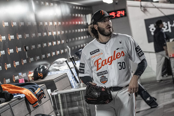 LG “폰세만 잡으면”…한화 “폰세가 잡으면”