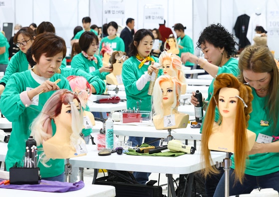[사진] 열띤 미용 경연의 현장