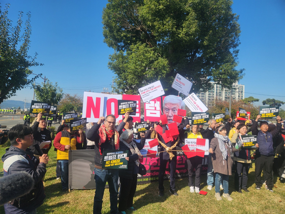 29일 경북 경주시 동천동 한 도로변에서 민주노총 등 37개 진보단체로 구성된 ‘2025 APEC 반대 국제민중행동 조직위원회’가 트럼프 대통령의 정책에 반대하는 기자회견을 하고 있다. 김정석 기자