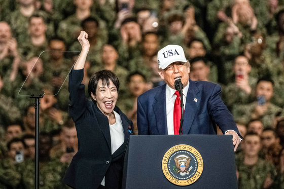 28일 트럼프 대통령의 소개에 다카이치 사나에 일본 총리가 손을 번쩍 들어 인사하고 있다. AFP=연합뉴스