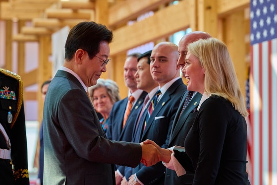 リ・ジェミョン大統領が 29日慶北慶州国立博物館で開かれた韓米首脳会談公式歓迎式でキャロラインレビッホワイトハウススポークスマンとあいさつを交わしている. 写真大統領室