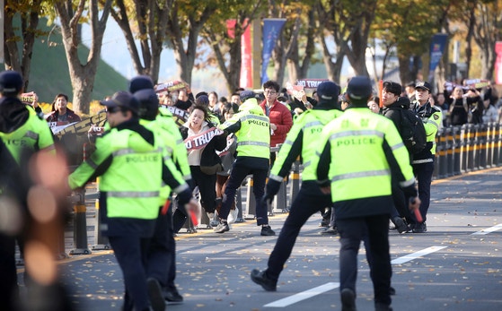 “미국 원맨쇼 반대” vs “중국 공산당 아웃” 이념 격전지 된 경주