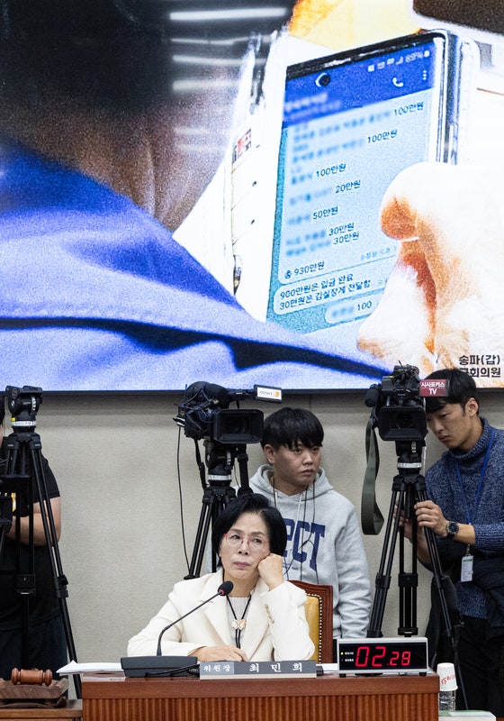 버티는 최민희, 난처한 민주당