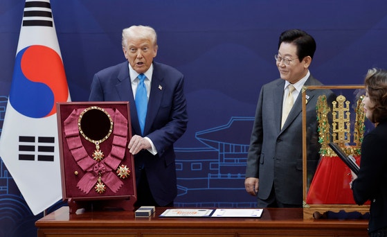 “한반도 평화 물꼬 감사” 훈장 수여하자 트럼프 “대단히 감사”