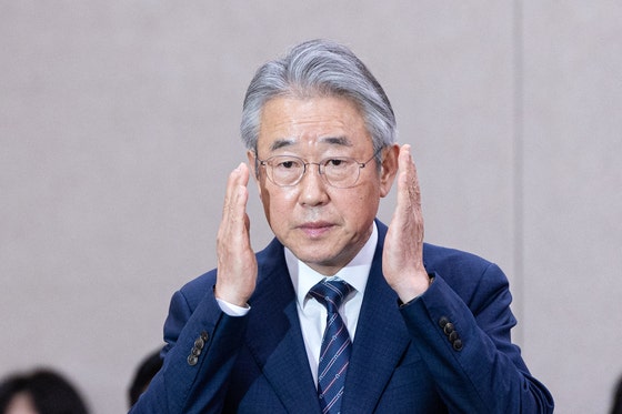 경찰, '억대 <b>뇌물수수</b>' 혐의 <b>강호동 농협중앙회장</b> 출국금지