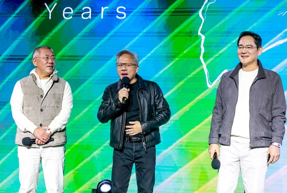 젠슨 황 엔비디아 최고경영자와 이재용 삼성전자 회장, 정의선 현대차그룹 회장이 30일 서울 코엑스에서 열린 엔비디아의 그래픽카드(GPU) '지포스' 출시 25주년 행사에 참석해 있