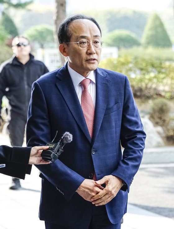 내란 특검, <b>추경호</b> 첫 소환조사…야당, 검은 상복 입고 반발
