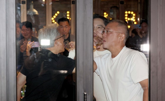 젠슨 황(왼쪽부터) 엔비디아 최고경영자(CEO), 이재용 삼성전자 회장, 정의선 현대차그룹 회장이 30일 서울 강남구 삼성동의 한 치킨집에서 회동을 갖고 러브샷을 하고 있다. 뉴스1