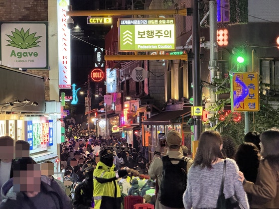 3년 전 그 골목, 아슬아슬…<b>홍대</b>엔 <b>핼러윈</b> 인파 11만명 몰렸다