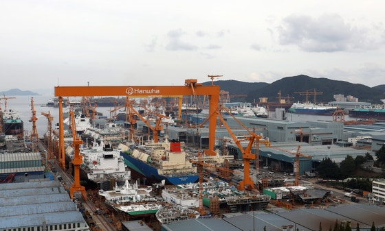 경남 거제시 한화오션 거제사업장에 대형 크레인과 건조 중인 선박이 보이고 있다. 뉴스1