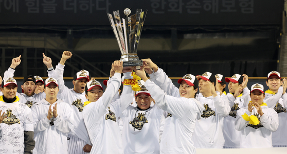 대전서 축포, 잠실서 축배…배당금은 축제