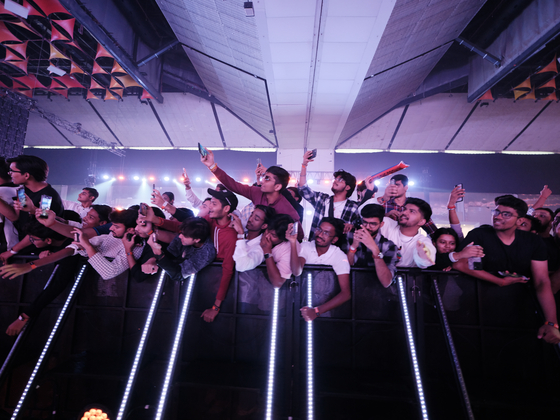 경기 관람 중인 팬들이 환호하고 있다. [사진 크래프톤]