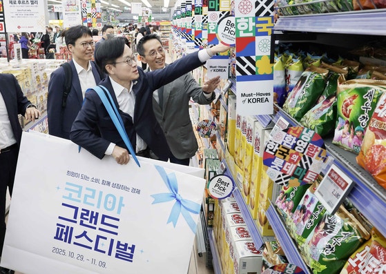 [사진] 뭘 담을까, 장관님의 ‘쇼핑가방’