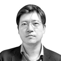 [서승욱의 시시각각] "정치는 상대가 자빠지면 이긴다"