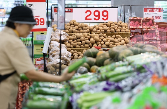 소비쿠폰 영향?…10월 <b>물가 상승</b>률 2.4%, 15개월 만에 최고