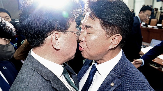 <b>김현지</b> 없는 대통령실 <b>국감</b>…'<b>배치기</b>' 싸움하다가 끝났다