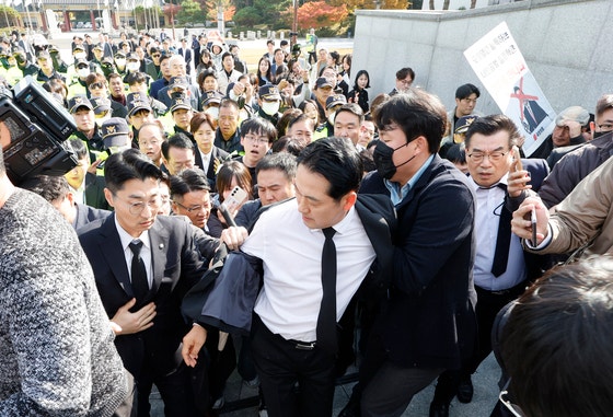 광주 5·18<b>묘지</b> 찾은 장동혁, 거센 시민 반발에 겨우 묵념만