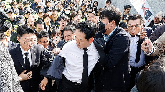 "다신 오지마" 5·18 <b>묘지</b> 아수라장…<b>장동혁</b>, 정장 단추까지 뜯겼다
