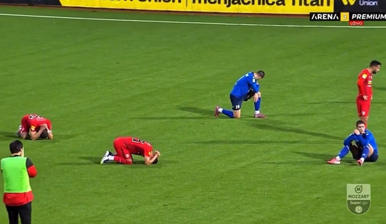 세르비아 프로축구 경기 중 돌연 쓰러진 감독의 사망 소식에 충격을 받은 양팀 선수들이 주저앉은 모습. 사진 X(엑스) 캡처