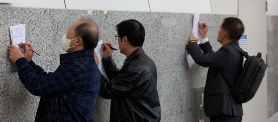 [사진] 한 자 한 자 꼼꼼하게…이력서 쓰는 중장년들