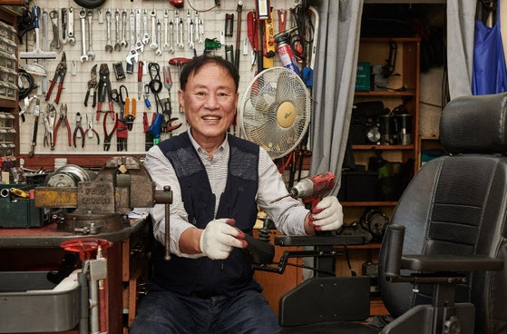 30년간 휠체어 공짜로 고쳐준 ‘천사 사장님’