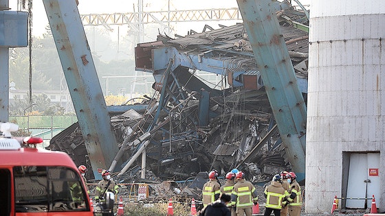 산처럼 쌓인 구조물…크레인·드론 투입 밤샘수색