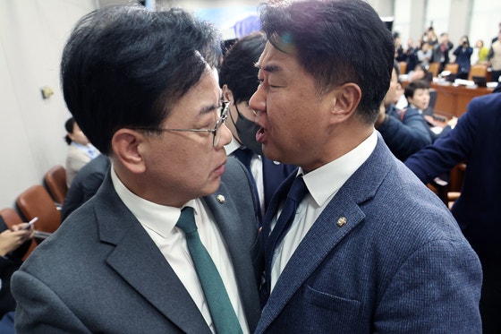 하다 하다 ‘배치기’ 국회