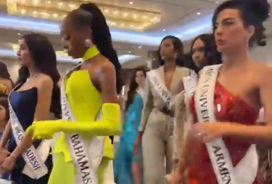 지난 4일 미스 유니버스 예비 행사에서 일부 참가자들이 행사장 밖으로 퇴장하고 있다. 사진 미스 유니버스 태국 페이스북 영상 캡처