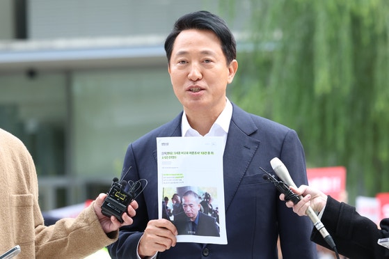 [속보] <b>오세훈</b>, 첫 특검 출석…"명태균 <b>여론조사</b> 제공받은 적 없다"