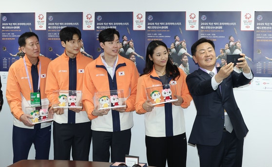 김관영 전북지사가 지난 8일 익산 원광대 문화체육관에서 열린 ‘2025 익산 빅터 코리아마스터즈 배드민턴선수권대회’ 현장을 방문해 박주봉(맨 왼쪽) 배드민턴 국가대표팀 감독과 안세영·서승재·김원호 선수단을 격려한 뒤