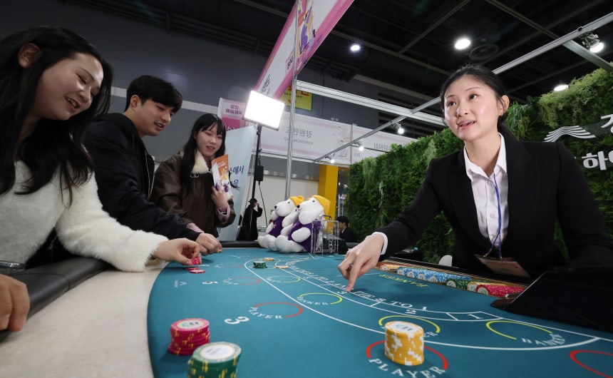 지난 1월 14일 서울 서초구 양재 aT센터에서 열린 2025 공공기관 채용박람회에서 구직자들이 강원랜드 부스에서 카지노를 체험하고 있다. 뉴스1
