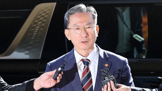 정성호 법무부 장관은 10일 출근길에 기자들과 만나 항소 포기 외압 의혹에 선을 그었다. 의견 표명을 했을 뿐 특정 결론을 지시한 적 없다는 게 정 장관의 주장이다. 우상조 기자