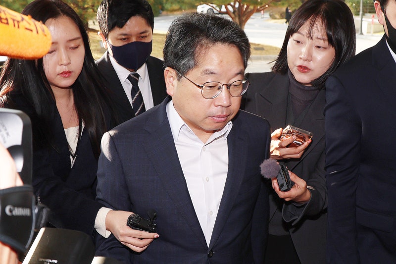 <b>노만석</b> 檢총장 대행, 하루 쉬고 <b>출근</b>…거취 표명없이 '<b>묵묵부답</b>'