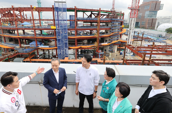 오세훈 서울시장이 서울 도봉구 창동 문화체육센터 옥상에서 서울아레나 건설 현장을 둘러보고 있다. 서울시는 서울아레나에서 배구 결승전을 개최하자는 전북도 요청을 승인했다. [연합뉴스]