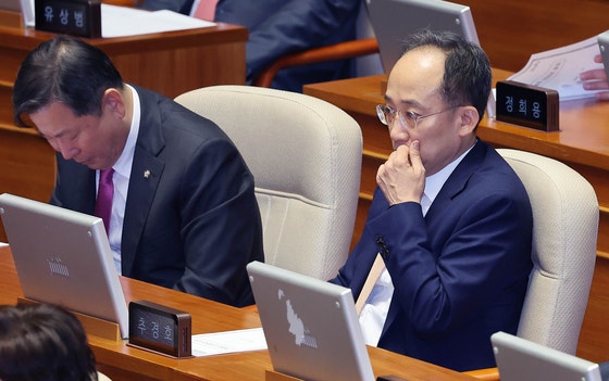 "한 주먹거리도 안 되는게" "쟤 이름 뭐냐"…여야 <b>본회의</b>도 <b>충돌</b>