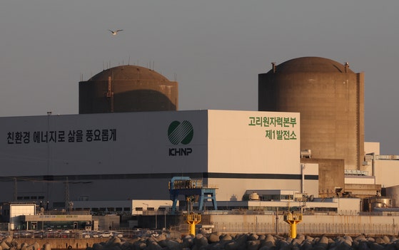 원자력안전위원회는 13일 전체회의를 열고 고리 원자력발전소 2호기 계속운전 허가를 의결했다. 사진은 이날 부산시 기장군의 한 포구에서 바라본 고리 2호기(왼쪽) 모습. 송봉근 객원