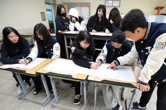 14일 대구 수성구 정화여고에서 고3 수험생들이 담임교사와 함께 전날 치른 2026학년도 대학수학능력시험(수능) 가채점을 하고 있다. 뉴스1