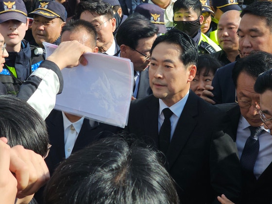 장동혁 국민의힘 대표가 6일 오후 광주 북구 운정동 국립 5·18민주묘지에 입장하던 중 광주 시민들의 거센 항의로 저지당하고 있다. 뉴스1