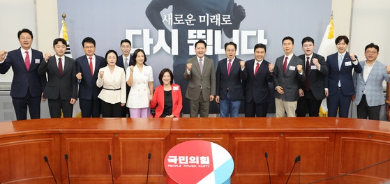 장동혁 국민의힘 대표가 지난 9월 16일 서울 여의도 국회에서 열린 신임 대변인단 임명장 수여식에서 최보윤·박성훈 수석대변인을 비롯한 대변인단에게 임명장을 수여 후 기념촬영 하고 있다. 연합뉴스