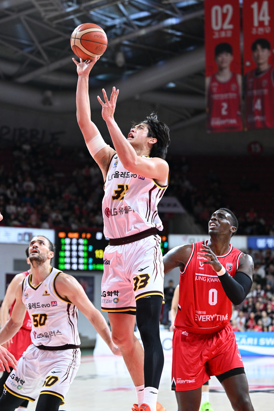 3쿼터 득점쇼…LG, 정관장 꺾고 선두 질주