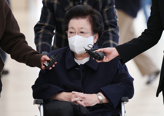 휠체어를 탄 이배용 전 국가교육위원장이 지난 13일 서울 광화문 KT 빌딩에 마련된 김건희특검 사무실로 재출석하고 있다. 연합뉴스