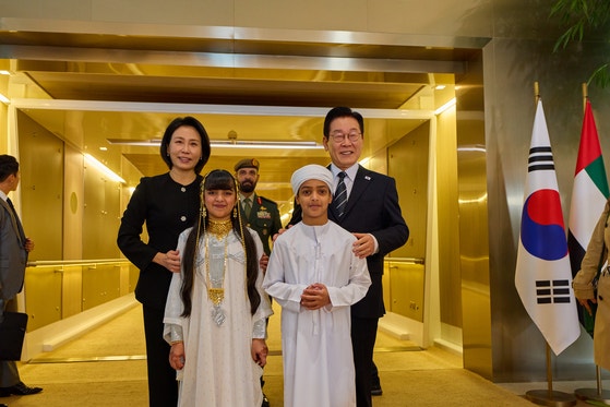 아랍에미리트(UAE)를 국빈 방문한 이재명 대통령과 김혜경 여사가 17일(현지 시간) 아부다비 왕립공항에 도착해 어린이와 기념촬영을 하고 있다. 대통령실사진기자단