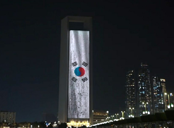 이재명 대통령의 UAE 국빈 방문과 관련해 18일 김남준 대변인이 UAE 측이 밤에 애드녹, 무바달라, ADGM 등 아부다비의 주요 랜드마크 건물 외벽에 태극기 조명을 점등해 이재명 대통령의 UAE 국빈 방문에 대한