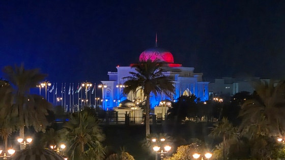 17일(현지시간) 아랍에미리트(UAE) 아부다비 대통령궁이 이재명 대통령의 국빈 방문을 환영하는 태극기 조명으로 빛나고 있다. 대통령실사진기자단