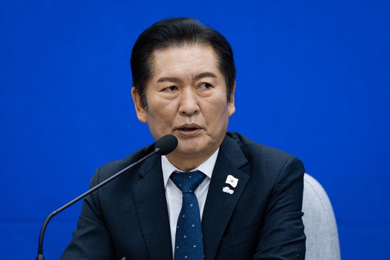 정청래 더불어민주당 대표가 18일 서울 여의도 국회에서 열린 전국기초의회의원협의회·전국광역의회의원협의회와의 간담회에서 모두 발언을 하고 있다. 뉴스1