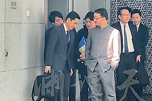 중국 외교부 국장 주머니 손 넣고 일본 국장 내려다봐 ㄷㄷ