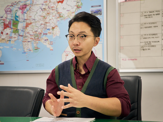 박동석 부산시 첨단산업국장이 지난 18일 중앙일보와 인터뷰하고 있다. 사진 부산시