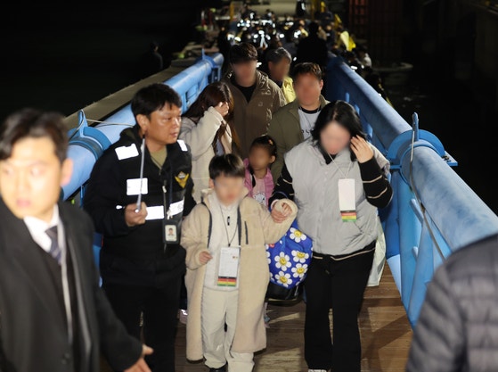 [속보] <b>신안</b>서 267명 탄 <b>여객선</b> 좌초…3시간 만에 <b>전원 구조</b> 완료 [영상...