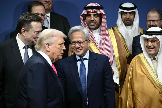 트럼프, 엡스타인 문건 공개 서명…‘판도라 상자’ 열린다